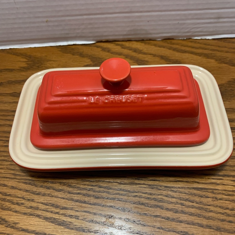 Le Creuset stone wear butter Dish great shape